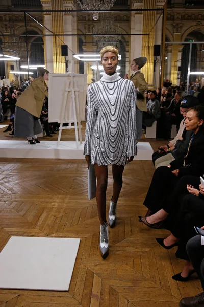 Look 10